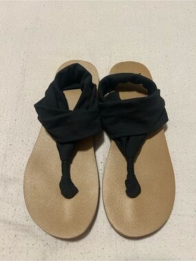 Sanuk Black Fabric Wrap Toe-Post Sandals with Tan Footbed